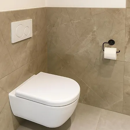 Modern Garden With 5 Single Beds