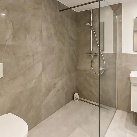 דירה Modern Garden With 5 Single Beds