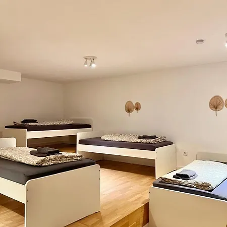 Appartamento Modern Garden With 5 Single Beds Wiener Neudorf