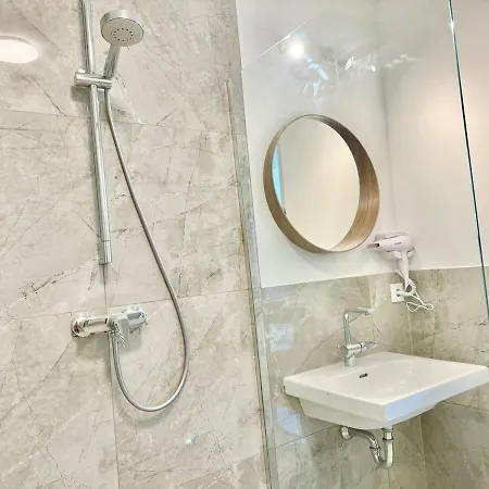 Modern Garden With 5 Single Beds דירה *