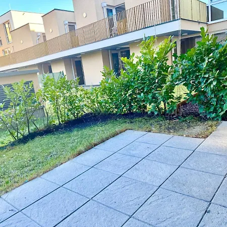 Modern Garden With 5 Single Beds *