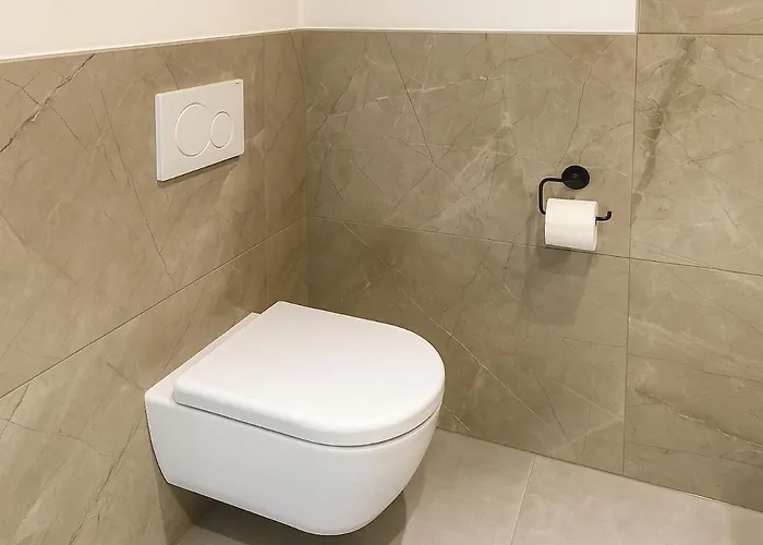 Modern Garden With 5 Single Beds