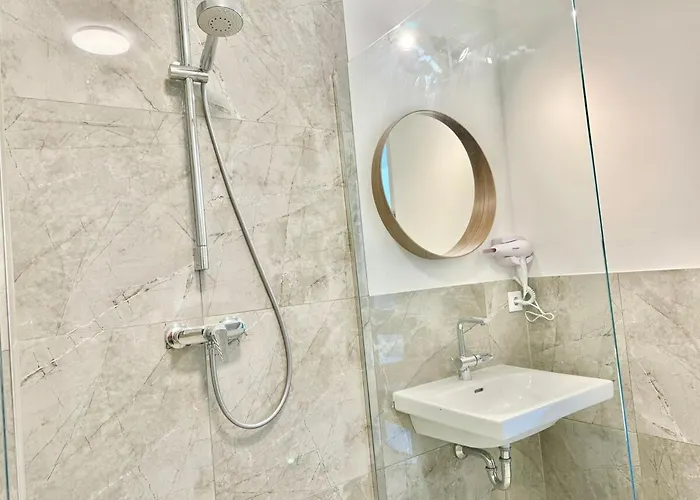 Modern Garden With 5 Single Beds Apartment *