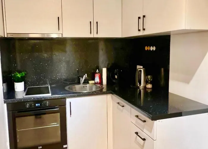 Apartment Modern Garden With 5 Single Beds *